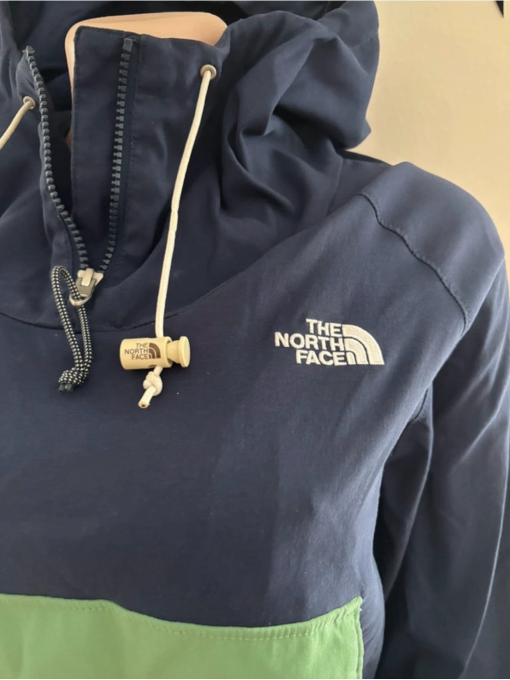 The North Face navy pullover anorak with green front pocket - Picture 3 of 4